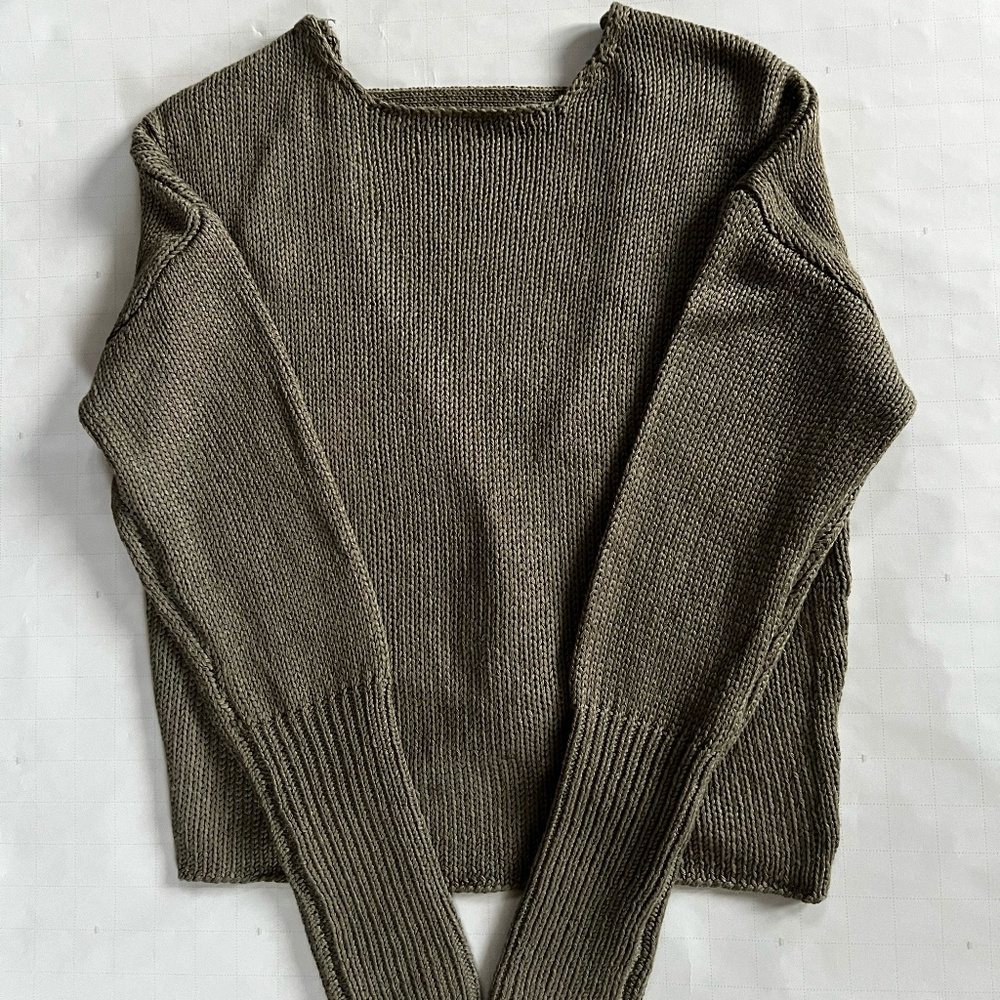 Francesca’s Twist Back Long Sleeve Sweater – Olive Green – Size XS
